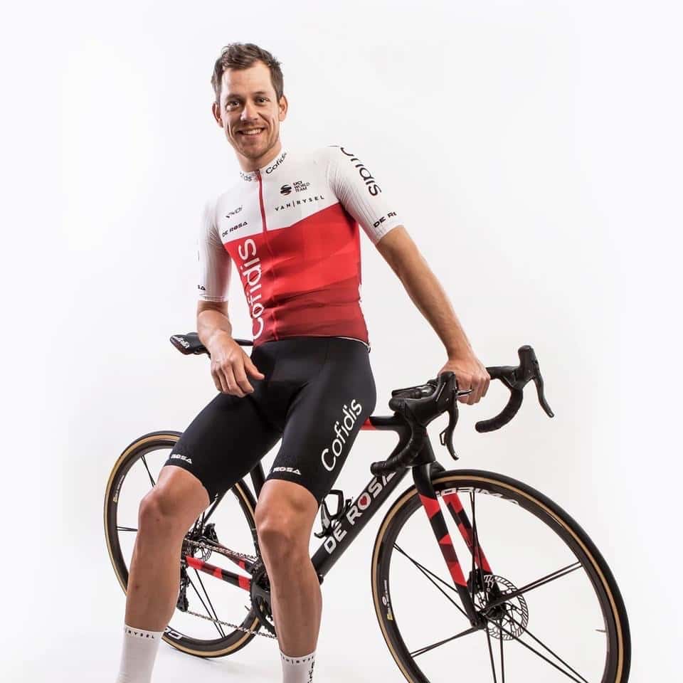 Wesley Kreder poseert lachend met zijn racefiets in wielertenue