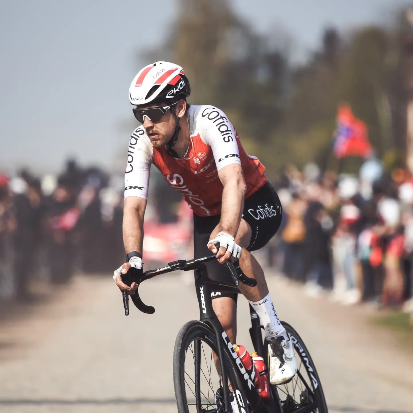 Wesley Kreder in koers over de kasseien in het tenue van Cofidis